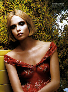 Vogue_Italia_Março2005_phRichardBurbridge_NatashaPoly_07.jpg