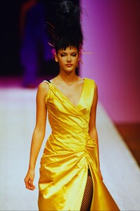 2025967639_christian-lacroix-hc-fw-1999(3).thumb.jpg.df79be64da2636f04dde21100219584a.jpg