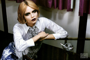 Vogue_Italia_Março2005_phRichardBurbridge_NatashaPoly_04.jpg