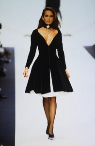 2078218815_dior-fw-1992(3).thumb.jpg.2bfb058532dee5ef504e2f1916894d16.jpg