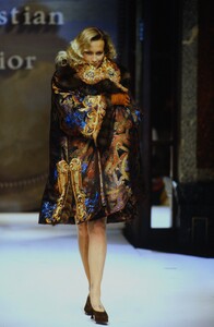 2099624729_dior-hc-fw-1993(3).thumb.jpg.d4486e58779ca4eb37b2ed711f75b8a5.jpg