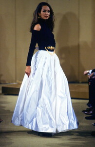 2142618670_donna-karan-fw-1992(13).jpg.431fc4eda41219f1fc231e87de949494.jpg