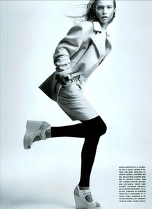 ARCHIVIO - Vogue Italia (March 2003) - The Chic Ease - 003.jpg
