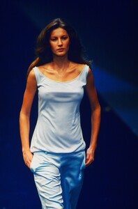 2146688531_givenchy-ss-1999(16).thumb.jpg.6f4fafef0f95b6fdd260d3c7c20a7038.jpg