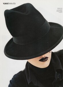 i-D #238 (December 2003) - Je Suis Venue Te Dire Que Je M'en Vais - 003.jpg