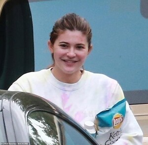 27425144-8237553-Lockdown_look_Kylie_looked_relaxed_and_happy_on_the_outing_acros-m-157_1587402326492.jpg