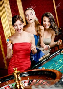 17824640-trois-femmes-jouant-à-la-roulette-au-casino (1).jpg