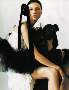 Vogue UK (December 2000) - Black Gold - 003.jpg