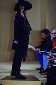 340282762_donna-karan-spring-1993(6).thumb.jpg.a207ba4a83c1a16dca31a111d32c6e92.jpg