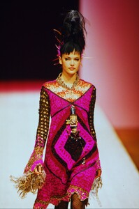 34385365_christian-lacroix-hc-fw-1999(7).thumb.jpg.e0f4bb0b83f52b0af5da3adfde34c884.jpg