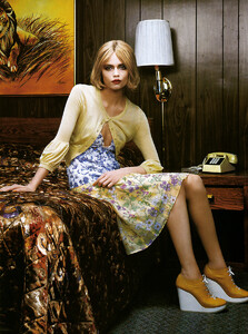 Vogue_Italia_Março2005_phRichardBurbridge_NatashaPoly_06.jpg