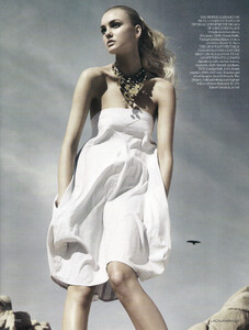 Vogue UK (March 2007) - Super Natural - 002.jpg