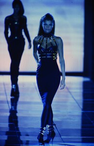 382001677_versace-fw-1992(4).thumb.jpg.67641d34132f2ef92756031088d03016.jpg