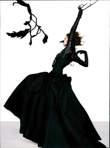 ARCHIVIO - Vogue Italia (October 2007) - In Silhouette - 001.jpg