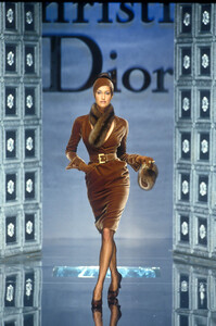 430736955_ChristianDior1996HauteCouture88.thumb.jpg.09e563575fc85954757397904a02488f.jpg