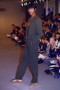 459220341_calvin-klein-ss-1990-naomi(3).thumb.jpg.0a1e7785b990f6ffd05d4b00bf48a3f4.jpg