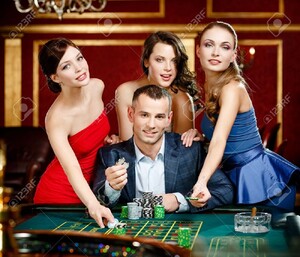 17824458-l-homme-entouré-de-femmes-joue-à-la-roulette-au-casino-club.jpg