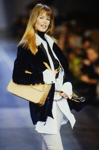 468483998_chanel-fw-1993(4).thumb.jpg.5b3f06e674a34fb9f2f730436ef5c104.jpg