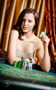 17824641-portrait-de-femme-joueur-assis-à-la-table-de-jeu-avec-des-jetons-dans-la-main (1).jpg