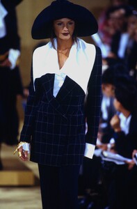 483320013_donna-karan-ss-1993(3).thumb.jpg.cd1045083946a2027c302849216e9d7b.jpg