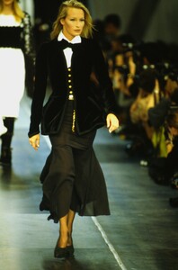 488572539_chanel-fw-1993(6).thumb.jpg.ae83a94cca737d2d99b2ab114533ee43.jpg