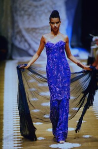 488722719_emanuel-ungaro-hc-fw-1999(5).thumb.jpg.c888ff7a6d77a7c7c3b9f5805a8ca159.jpg