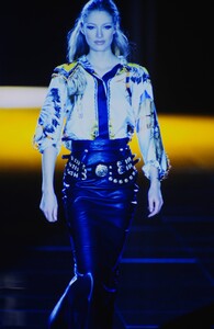 490458689_versace-fw-1992(4).thumb.jpg.33c22ce05383dd415bdbe4926611702b.jpg