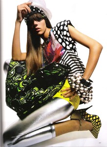 Freja Beha VOGUE UK March 2007 'POP HIT' ph-Nick Knight 004.jpg