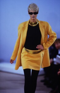 554836435_donna-karan-fw-1991(12).thumb.jpg.f0b0a63757b351cfa9c19eecbc2274dd.jpg