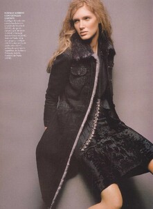 Romina Lanaro VOGUE Espana December 2004 'vuelve el cardigan' ph-Max Cardelli 006.jpg