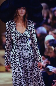 593502689_donna-karan-spring-1993(15).thumb.jpg.2694d501ef3948eca0a366e52a3f2525.jpg