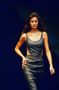 596100530_givenchy-ss-1999(20).thumb.jpg.2235250a25cd8e09fd351a738cce3fad.jpg