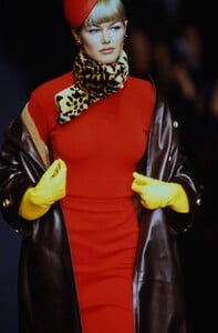 602457694_dior-fw-1995(8).thumb.jpg.2128e20d55836c7a282c46e52cdedc43.jpg