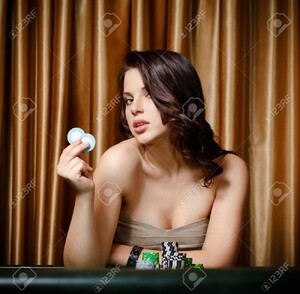 17824433-portrait-de-femme-joueur-assis-à-la-table-de-roulette-avec-des-puces-dans-la-main (1).jpg