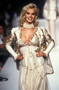 603421992_Chanel1992HauteCouture116.thumb.jpg.92dbf2699b971c185a48bee9e15b92e2.jpg