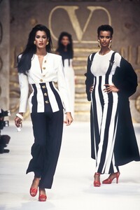 636390756_Valentino1993WomenRTW38.thumb.jpg.06d0b980cd8da1a034cc714fd87ef09e.jpg