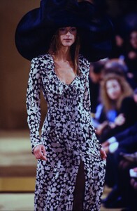 639139664_donna-karan-spring-1993(16).thumb.jpg.71880724259863e9fdd8dcda43eee1b7.jpg