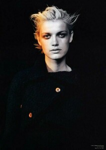 V Sept Oct 2002 ph Peter Lindbergh (2).JPG