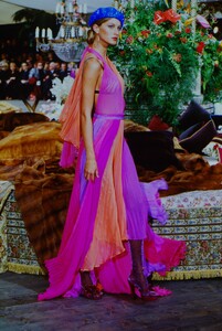 647870398_dolce-gabbana-fw-2000(7).thumb.jpg.10f2d89641657f521de408e13053c284.jpg
