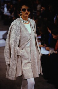 650392298_linda-donna-karan-fw-1990(7).thumb.jpg.43d2addbbc1a18b08cebe3955a093eca.jpg