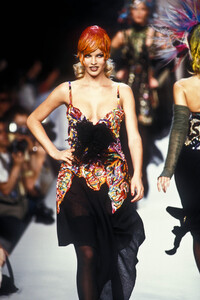 650427304_Chanel1992HauteCouture119.thumb.jpg.b10a98536b49aeb1f7e191b63ee39c4f.jpg