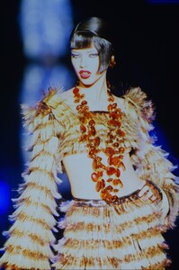 672132168_paco-rabanne-hc-fw-1999(12).thumb.jpg.72ea2ad9b64aec028c52b851f994ad8b.jpg