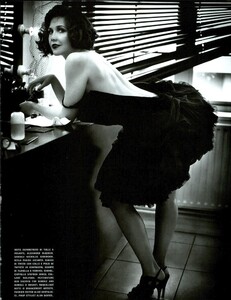 ARCHIVIO - Vogue Italia (August 2008) - Maggie Gyllenhaal - 008.jpg