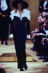 741100339_donna-karan-ss-1993(2).thumb.jpg.e367788e94164b4cdf0dafb6fb667d28.jpg