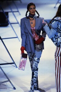 760584941_jean-paul-gaultier-fw-1992(7).thumb.jpg.ca881081c19c03326b46bd1890624e17.jpg