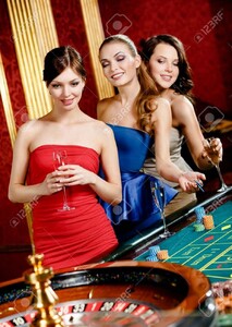 17824643-femmes-maintien-verres-de-spiritueux-jouer-à-la-roulette-à-la-maison-de-jeu (1).jpg