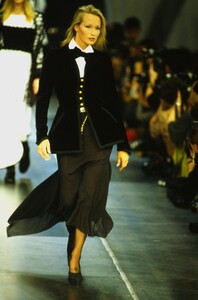 822603852_chanel-fw-1993(5).thumb.jpg.c492b01306abcd3d0d0736526f541509.jpg