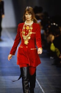 824611119_chanel-fw-1993(2).thumb.jpg.61ac24315e0cbb9caf872fe3b43d6ac3.jpg