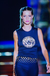 853660778_versace-hc-fw-1999(4).thumb.jpg.978ed31b399cc3fdf93b904b861d7048.jpg