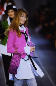 863438877_chanel-fw-1993(9).thumb.jpg.429243a40ab6056cea6ffb7a7caae925.jpg